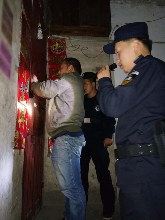 粗心媽媽誤將幼女鎖家中 民警全城尋開鎖師傅開門